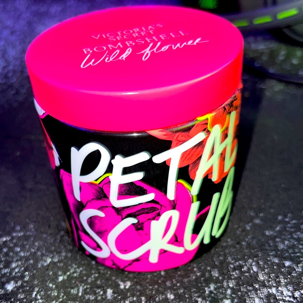 Victorias Secret BOMBSHELL PETAL SCRUB